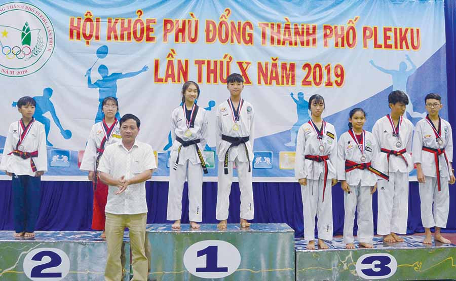  Vận động viên Bùi Văn Tùng (Trường THCS Tôn Đức Thắng) trên bục nhận HCV nội dung quyền môn taekwondo. Ảnh: M.V