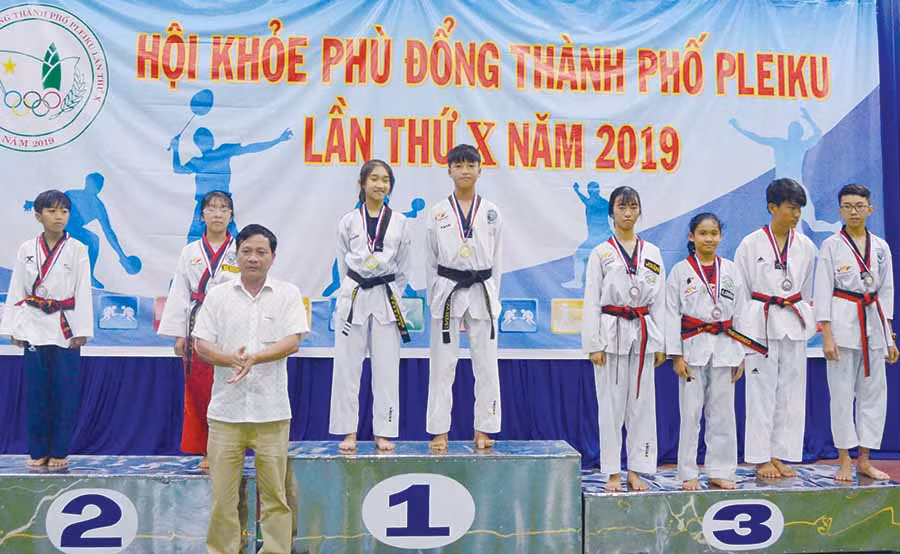  Vận động viên Bùi Văn Tùng (Trường THCS Tôn Đức Thắng) trên bục nhận HCV nội dung quyền môn taekwondo. Ảnh: M.V