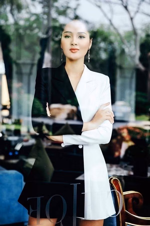  Người đẹp búi tóc cao, tạo dáng “tổng tài”.