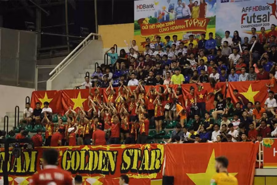  .. nhưng vẫn không thể đánh bại đội trưởng Trần Văn Vũ (số 11) cùng các động đội tuyển Việt Nam