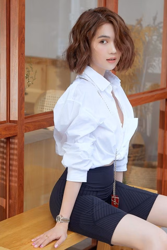  Cũng theo đúng cách phối đồ cân bằng bố cục, nếu chọn quần ôm, Ngọc Trinh sẽ diện cùng áo phom rộng, khiến tổng thể trở nên cuốn hút.