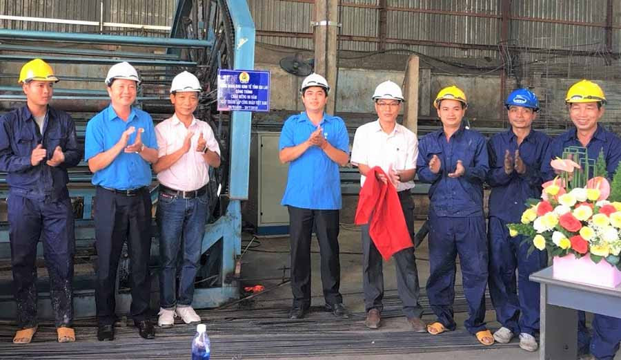 Công đoàn Khu kinh tế tỉnh Gia Lai gắn biển Công trình tại Công ty cổ phần Bê tông và xây lắp điện. Ảnh: Đinh Yến