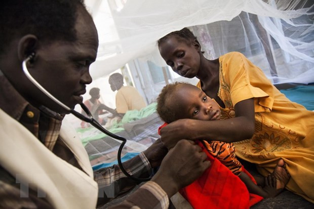 Bác sỹ khám và điều trị cho bệnh nhân lao tại Malakal thuộc Nam Sudan. (Ảnh: AFP/TTXVN) Bác sỹ khám và điều trị cho bệnh nhân lao tại Malakal thuộc Nam Sudan. (Ảnh: AFP/TTXVN)