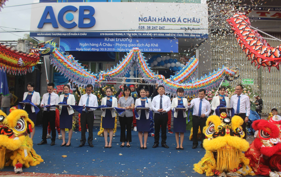 Chú thích ảnh: Lãnh đạo địa phương và ngành Ngân hàng cắt băng khai trương hoạt động Phòng Giao dịch An Khê của Ngân hàng TMCP Á Châu. Ảnh: Sơn Ca