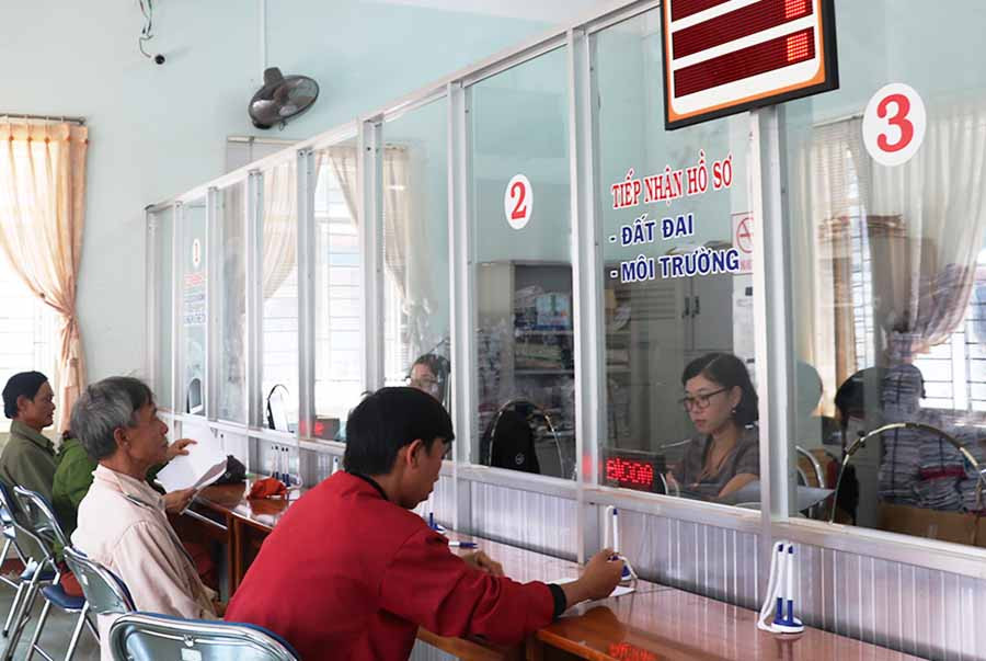 Bộ phận một cửa UBND huyện Chư Prông chủ động giải quyết hồ sơ sớm cho người dân mà không cần đợi đến ngày hẹn. Ảnh: H.T Bộ phận một cửa UBND huyện Chư Prông chủ động giải quyết hồ sơ sớm cho người dân mà không cần đợi đến ngày hẹn. Ảnh: H.T