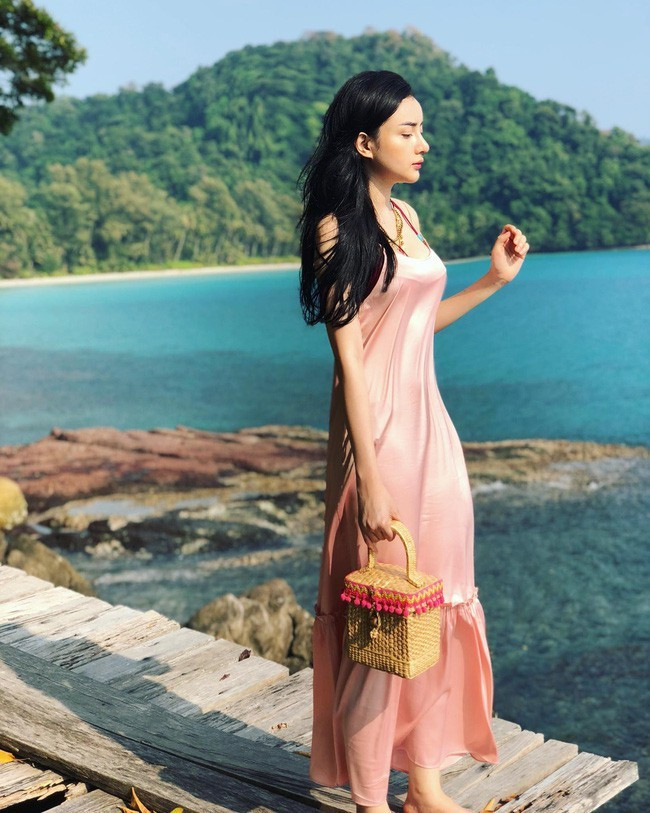 Cuộc sống nhung lụa của cô gái Việt Nam sau khi trở thành con dâu gia đình giàu có ở Thái. Cuộc sống nhung lụa của cô gái Việt Nam sau khi trở thành con dâu gia đình giàu có ở Thái.