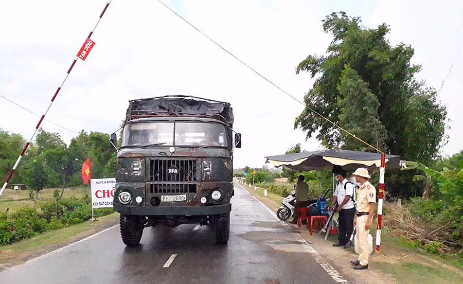  Huyện Krông Pa thành lập chốt kiểm dịch tạm thời. Ảnh: L.N