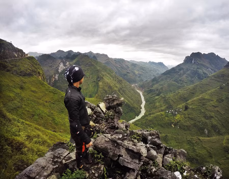 Từ mỏm đá ở Mã Pì Lèng có thể nhìn trọn dòng sông Nho Quế