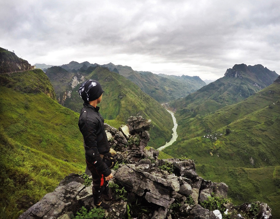 Từ mỏm đá ở Mã Pì Lèng có thể nhìn trọn dòng sông Nho Quế