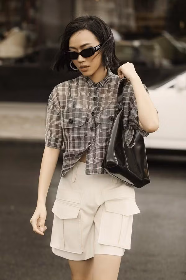  Diệu Nhi cũng từng diện một set đồ với biker, nhưng cô nàng mix với sơ-mi dáng lửng, layer xuyên thấu, e ấp, mang lại sự mới mẻ, khác biệt.