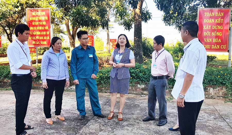  Bà Trần Thị Thu Hiền (thứ 2 từ phải sang)-Chủ tịch UBND xã Bàu Cạn trao đổi công việc với cán bộ xã. Ảnh: V.H