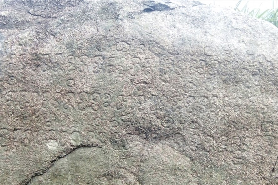 Bản ký tự nguyên văn trên bia đá thế kỷ XV. Ảnh Nguyễn Quang Tuệ