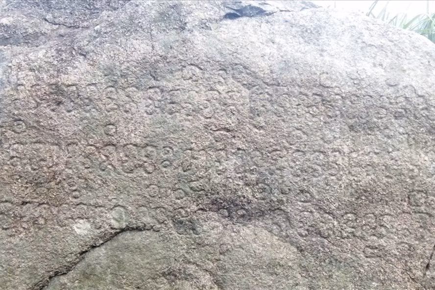 Bản ký tự nguyên văn trên bia đá thế kỷ XV. Ảnh Nguyễn Quang Tuệ