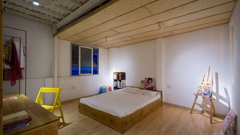 Phòng ngủ của cô em út mang đậm phong cách tuổi teen.