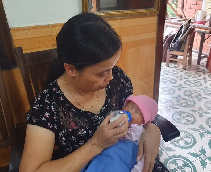  Bé gái hiện đang được làng trẻ SOS Vinh chăm sóc.