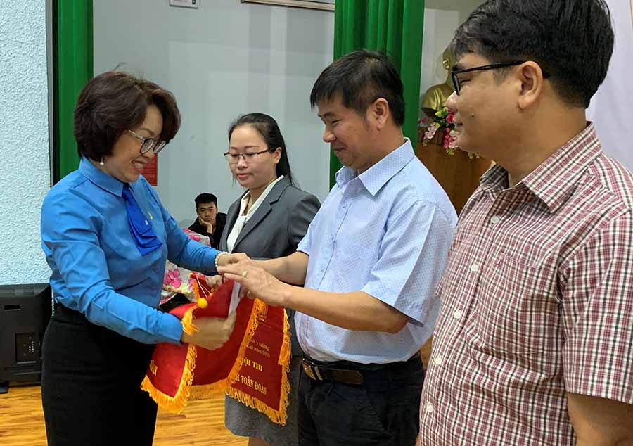 Ban Tổ chức trao cờ và hoa cho các đội đạt giải khuyến khích tại hội thi. Ảnh: P.L