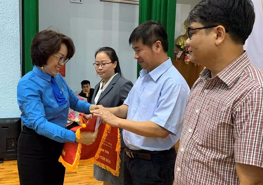 Ban Tổ chức trao cờ và hoa cho các đội đạt giải khuyến khích tại hội thi. Ảnh: P.L