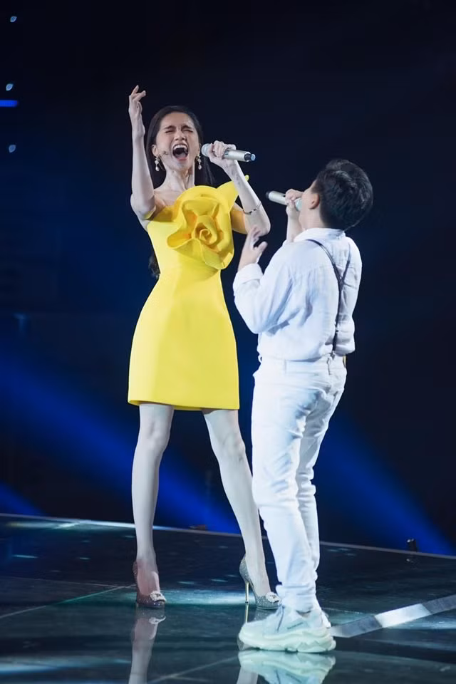 Trên sân khấu, những thiết kế tạo phom khối xoắn, dạng hoa hồng rất đẹp khiến Hương Giang tỏa sáng, chiếm lĩnh sự chú ý.