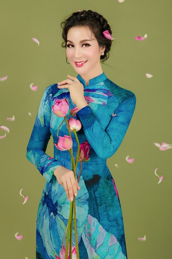  8 Họa tiết hoa sen được nhà thiết kế phối trộn màu sắc khéo léo và lạ mắt, kết hợp kỹ thuật in sắc nét giúp tổng thể thêm nổi bật.