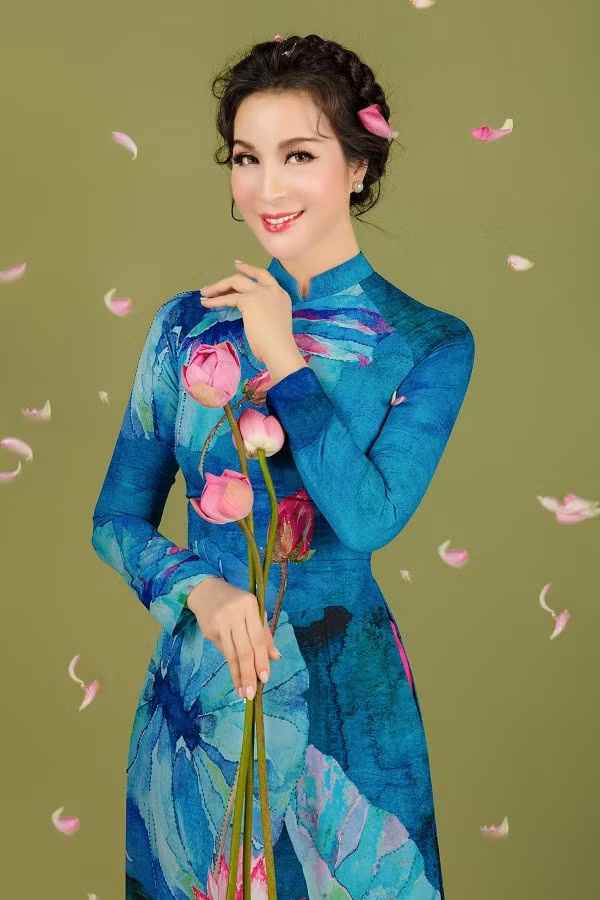  8 Họa tiết hoa sen được nhà thiết kế phối trộn màu sắc khéo léo và lạ mắt, kết hợp kỹ thuật in sắc nét giúp tổng thể thêm nổi bật.