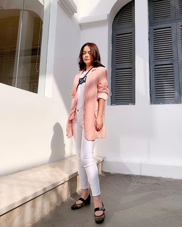  Phạm Quỳnh Anh điểm nét ''bánh bèo'' cho bộ đồ white-on-white bằng blazer hồng phấn, phối cùng giày búp bê của Dior.