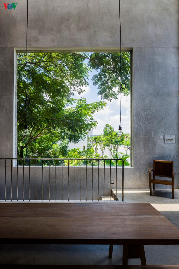 Ô cửa như một bức tranh trên tường.