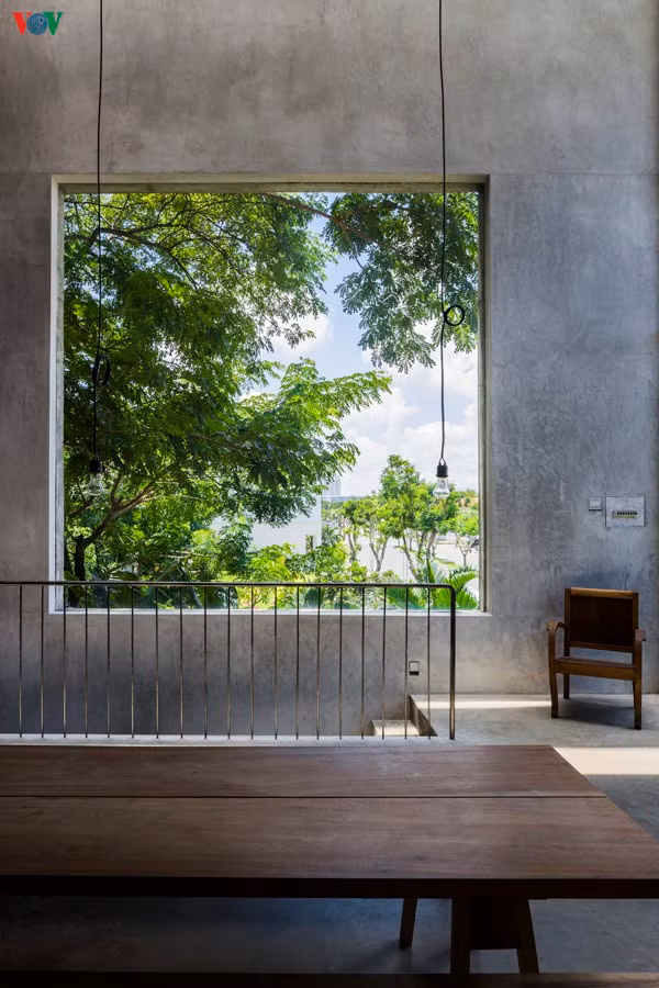 Ô cửa như một bức tranh trên tường.
