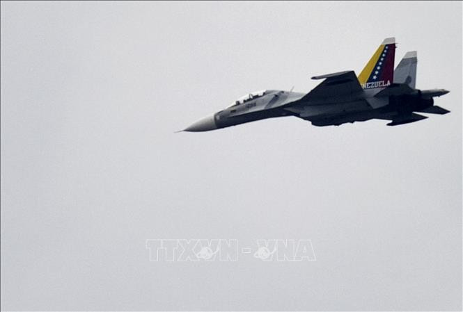 Máy bay chiến đấu Sukhoi Su-30 của Không lực Venezuela bay trên bầu trời Caracas. Ảnh tư liệu: AFP/TTXVN