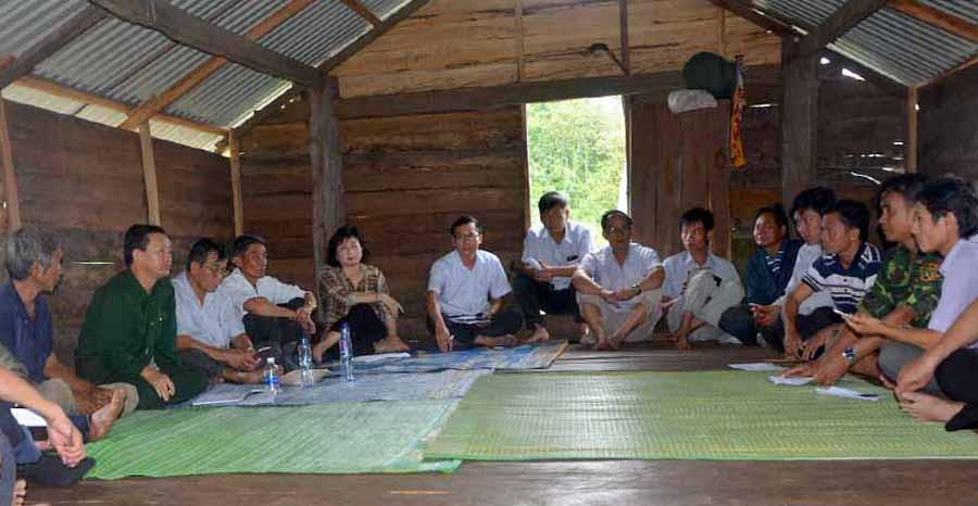  Bí thư Tỉnh ủy Dương Văn Trang (thứ 2 từ trái sang) vận động người dân làng Cheng Leng dời xuống làng Hek sinh sống. Ảnh: ĐỨC PHƯƠNG