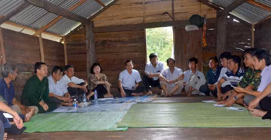  Bí thư Tỉnh ủy Dương Văn Trang (thứ 2 từ trái sang) vận động người dân làng Cheng Leng dời xuống làng Hek sinh sống. Ảnh: ĐỨC PHƯƠNG