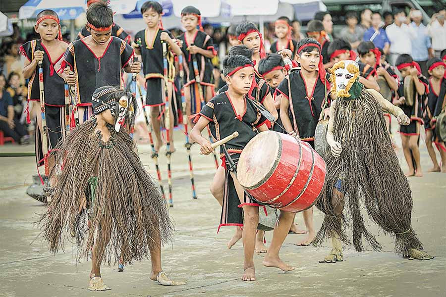 Đội cồng chiêng nhí làng Kon Măh (xã Hà Tây, huyện Chư Pah) biểu diễn tại một liên hoan cồng chiêng ở TP. Pleiku. Ảnh: NGUYỄN LINH VINH QUỐC
