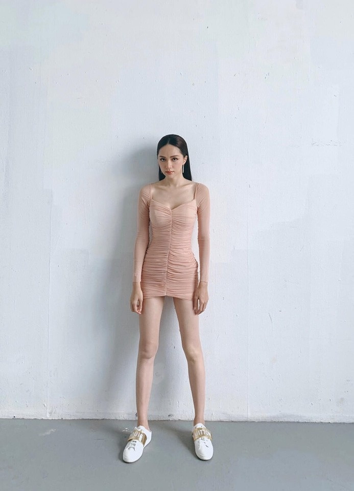  Kiểu dáng áo tay phồng, váy ngắn rút nhún đang rất hợp trend, đây cũng là item vừa phải, các nàng có thể diện mặc mà không sợ bị “làm quá”.