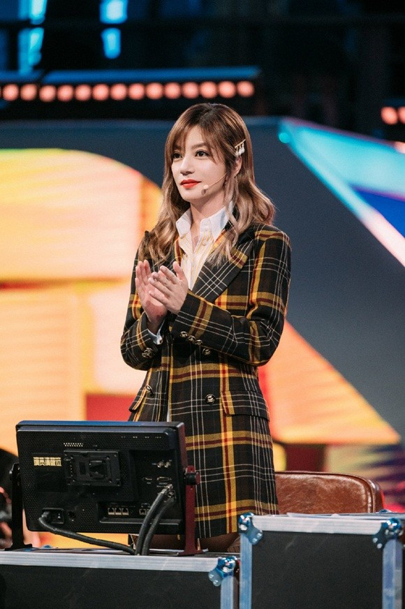 Phụ kiện kẹp tóc duyên dáng khiến mặt cô thêm sáng bừng