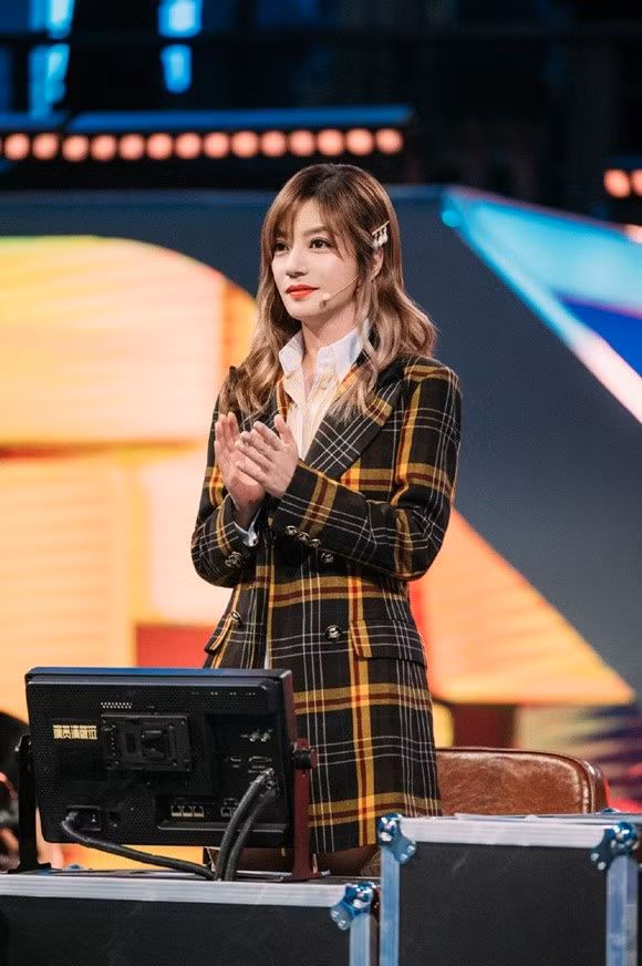 Phụ kiện kẹp tóc duyên dáng khiến mặt cô thêm sáng bừng