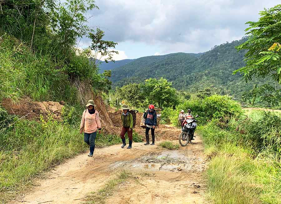 Đường vào Khu du lịch sinh thái đồi thông Hà Tam vẫn là một con đường đất chưa được đầu tư bài bản. Ảnh: PL