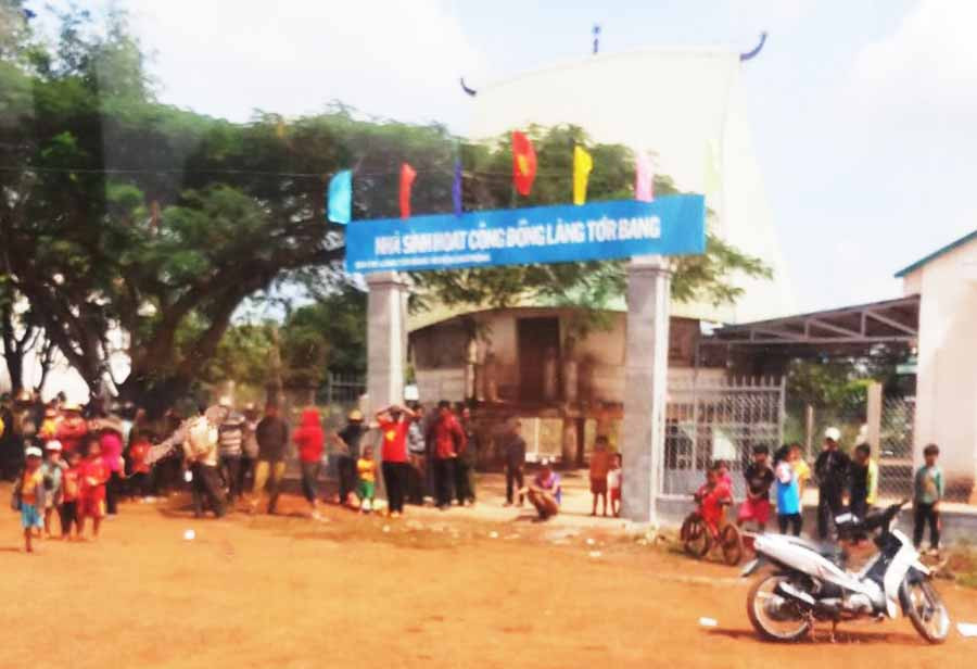 Nhà sinh hoạt cộng đồng của làng Tơ Rơ Bang nơi xảy ra án mạng vì trộm chó. Ảnh: Văn Ngọc