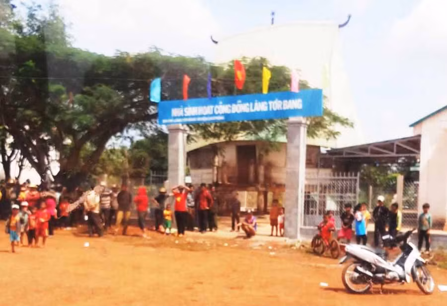 Nhà sinh hoạt cộng đồng của làng Tơ Rơ Bang nơi xảy ra án mạng vì trộm chó. Ảnh: Văn Ngọc