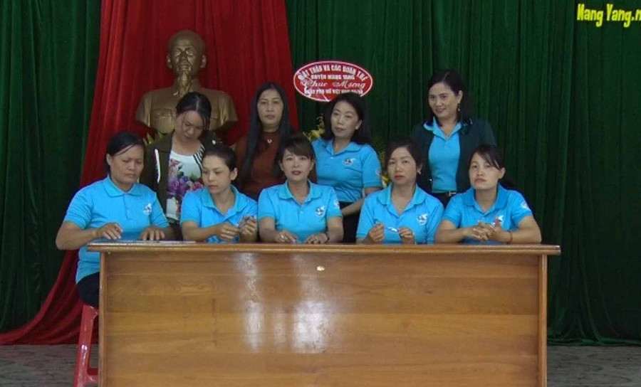 Thành viên câu lạc bộ ký cam kết thực hiện nói không với rác thải nhựa. Ảnh: Hà Phương Thành viên câu lạc bộ ký cam kết thực hiện nói không với rác thải nhựa. Ảnh: Hà Phương