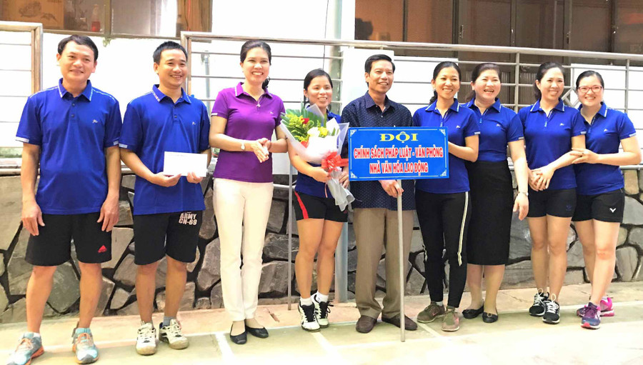 Bà Trần Lệ Nhung (thứ ba từ trái qua)-Chủ tịch Liên đoàn Lao động tỉnh Gai Lai trao giải cho đội đạt thành tích cao. Ảnh: Đinh Yến