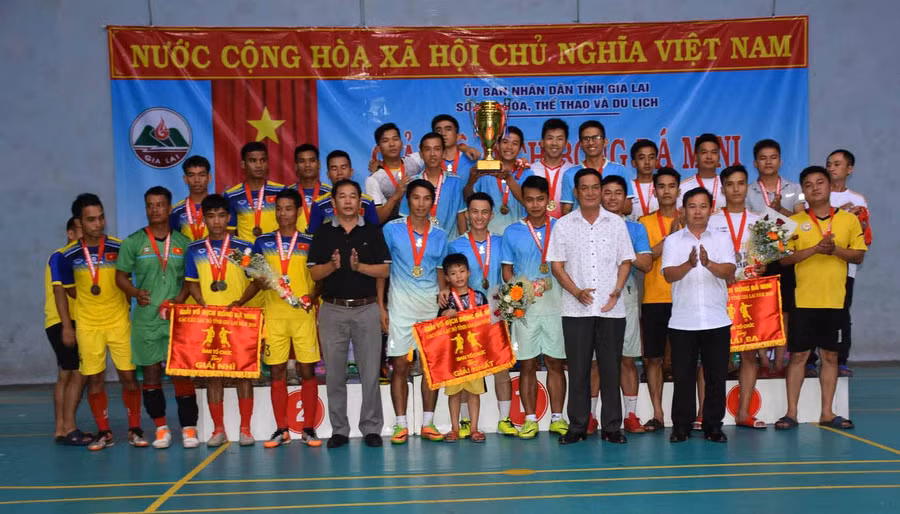 Ban tổ chức trao cúp và cờ cho các đội nhất, nhì, ba tại giải. Ảnh: Hà Phương