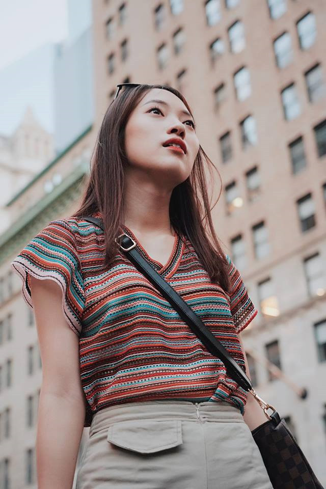 Những set đồ của Khánh Vy mang đậm tinh thần trẻ trung với cách kết hợp cùng chiếc áo kẻ sọc màu sắc. Đi kèm trên mỗi bộ trang phục không thể thiếu những mẫu phụ kiện hàng hiệu đắt tiền. Chiếc túi xách đeo chéo in logo monogram của Louis Vuitton có giá hơn 1.500 USD. 