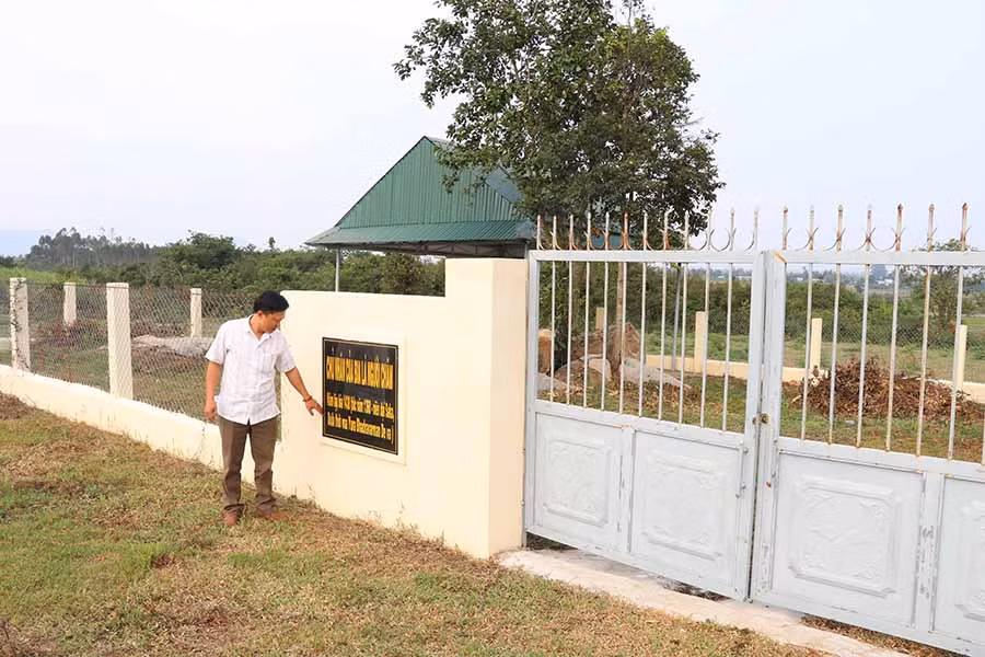  Chính quyền địa phương đã làm tường rào và làm mái che để bảo vệ bia đá Chăm. Ảnh: C.H