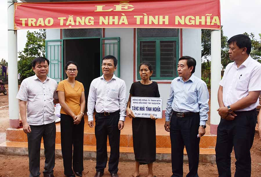  Trao nhà tình nghĩa cho gia đình bà Rmah Chuôch (làng Á, xã Ia Hlốp, huyện Chư Sê). Ảnh: H.P