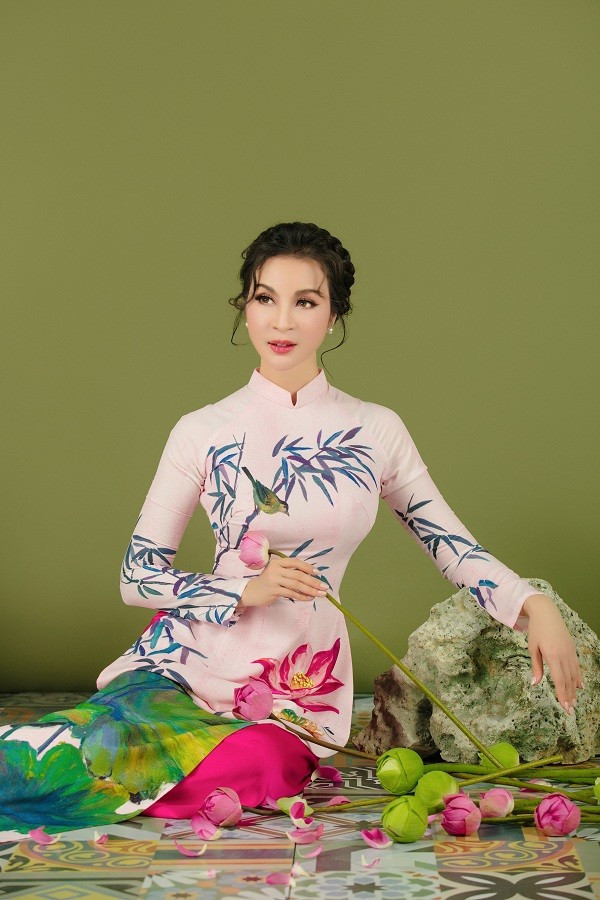  Người đẹp khoe nhan sắc tươi trẻ trong trang phục truyền thống của dân tộc.