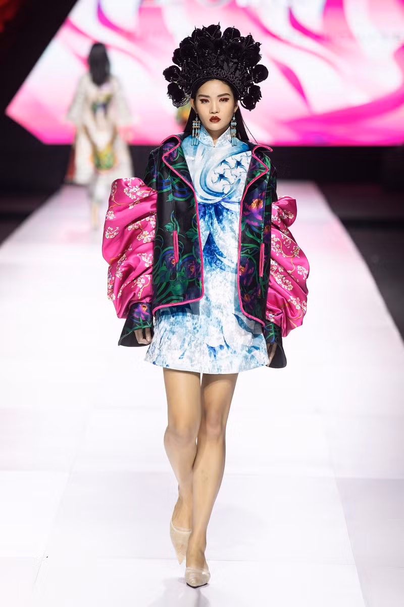 Thủy Nguyễn đã chứng minh tay nghề với kỹ thuật xử lý đính kết hạt cườm dày đặc, kĩ thuật xử lý lông vũ đầy tinh tế.