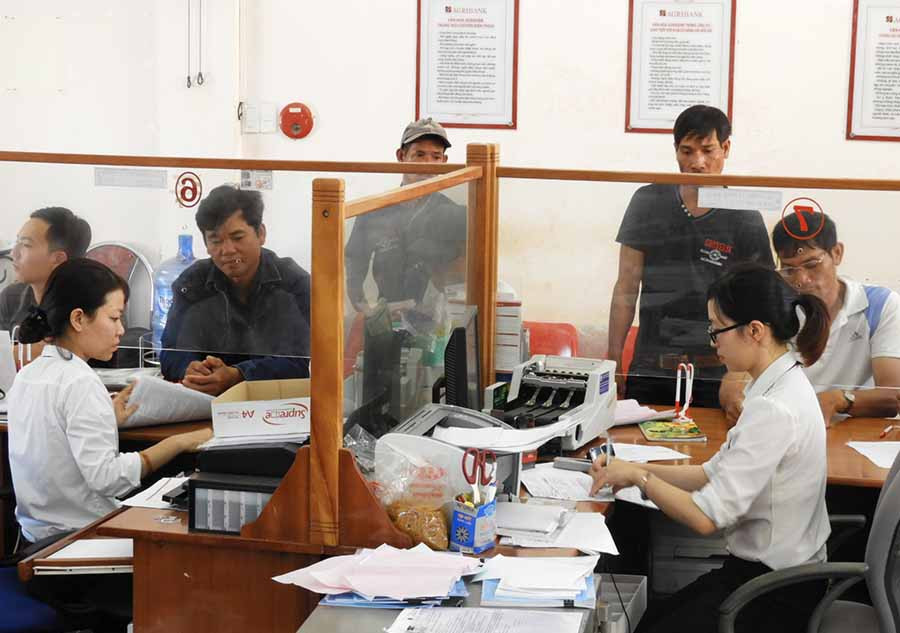  Các cá nhân và doanh nghiệp thực hiện nộp nghĩa vụ tài chính. Ảnh: L.T