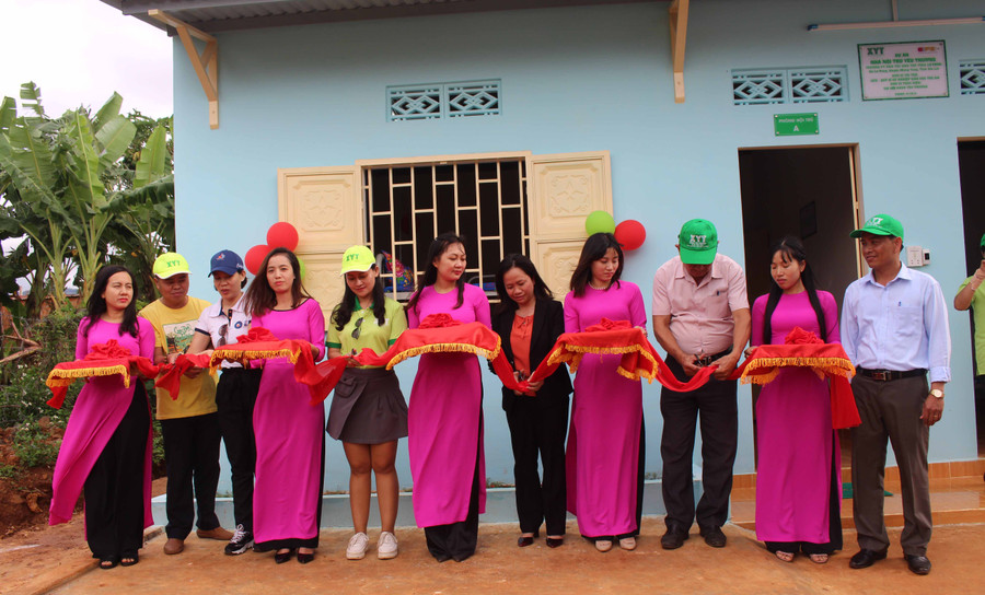 Các đại biểu cắt băng khánh thành nhà nội trú mới cho các em học sinh Trường Phô thông Dân tộc bán trú THCS Lơ Pang. Ảnh Phan Lài