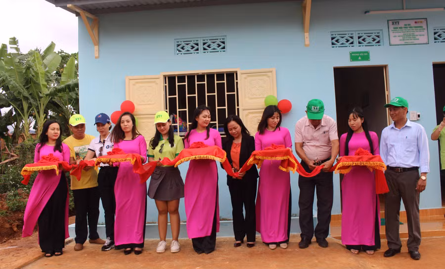 Các đại biểu cắt băng khánh thành nhà nội trú mới cho các em học sinh Trường Phô thông Dân tộc bán trú THCS Lơ Pang. Ảnh Phan Lài