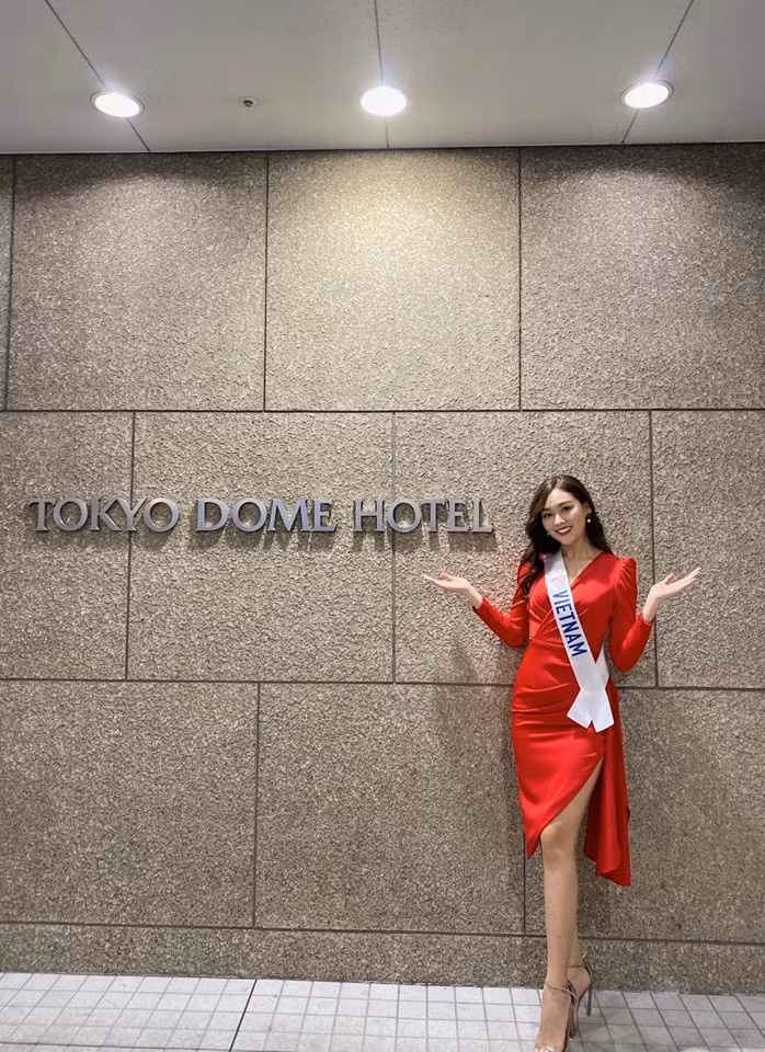 Trong ngày thứ 3 tham gia các hoạt động bên lề, Tường San nổi bật khi chọn trang phục tông đỏ kín đáo, sang trọng.