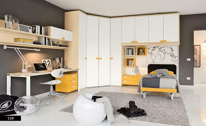 Ấn tượng với chiếc tủ màu trắng có ngăn kéo màu vàng được kê trên nền tường màu đen.